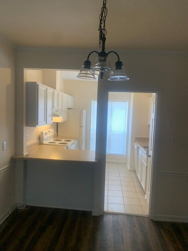 Building Photo - Great NW RALEIGH location-2 brm 2 bath ~ F...