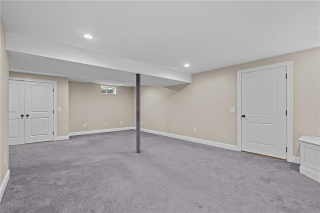 Building Photo - 20 Vanderbilt Ln