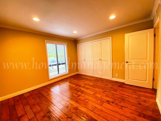 Building Photo - Professionally designed condo! Large kitch...