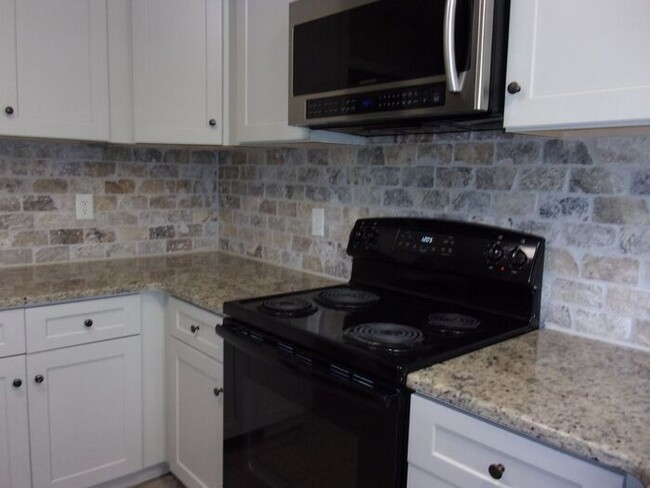Building Photo - Spacious 2 Bedroom 1 Bath Duplex Minutes t...