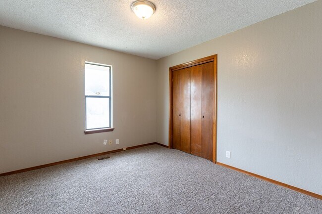 Building Photo - Cute Yukon Home