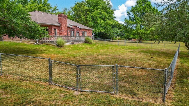 Building Photo - Private 3BR Brick Home with Scenic View
