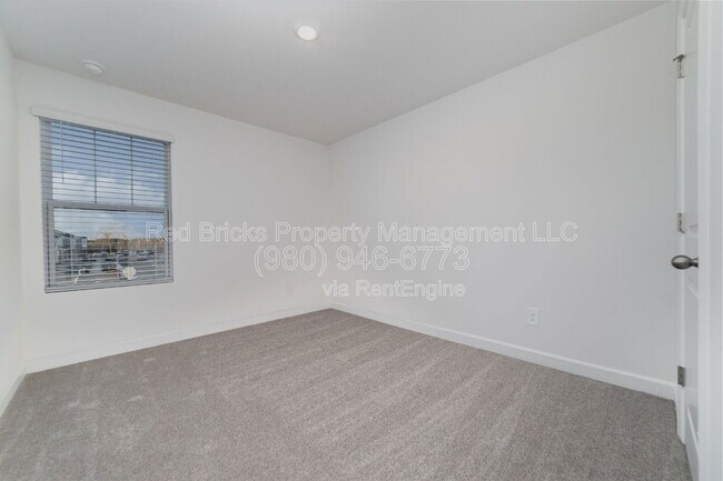 Building Photo - 4039 Smt Wds Dr