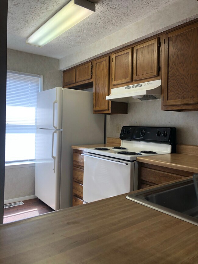 Building Photo - Townhome with basement!