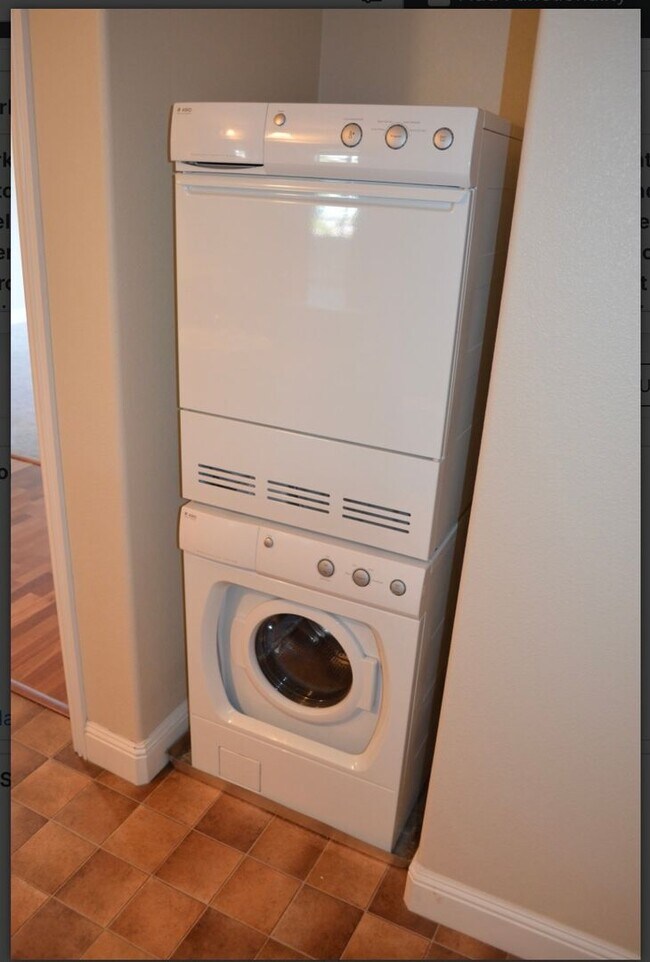 Building Photo - Ultra High End Apartment