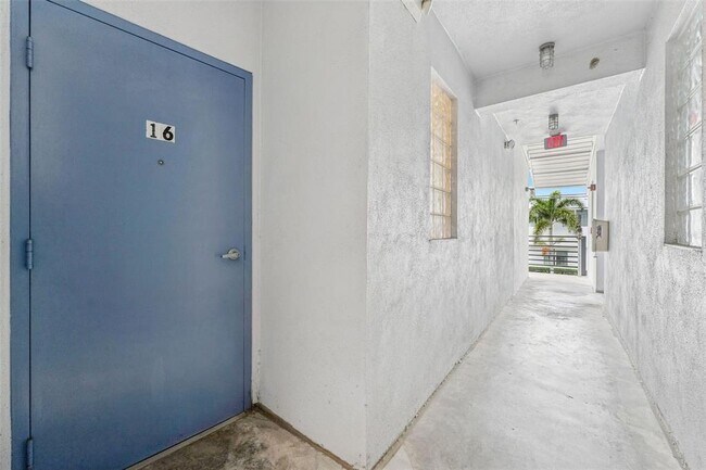 Building Photo - 5008 S MacDill Ave