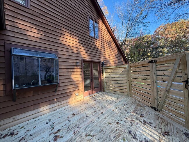 Building Photo - Charming 3BD, 2BA North Raleigh Home in Pr...