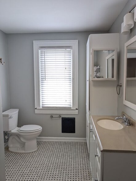 Building Photo - 5313 Broadway, 1