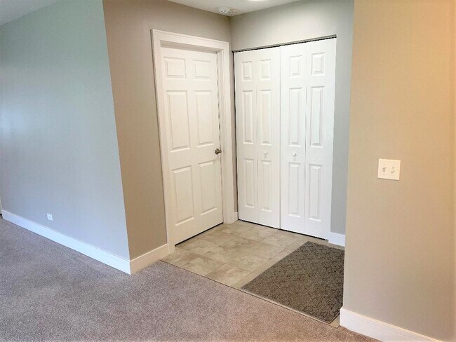 Building Photo - 1050 Southbury Ln