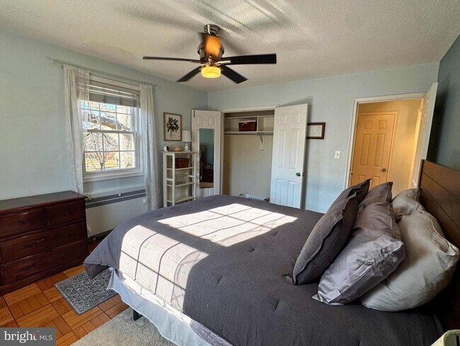 Building Photo - 4372 N Pershing Dr