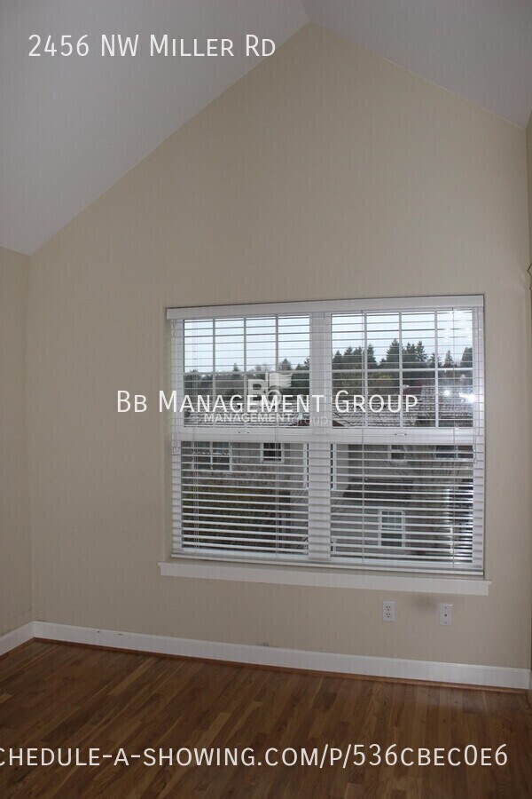 Building Photo - Light & Bright Forest Heights Home- Hardwo...