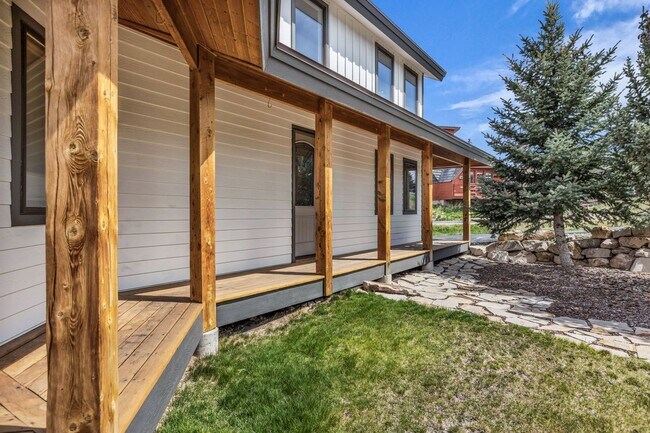 Building Photo - Stunning Mountain Retreat