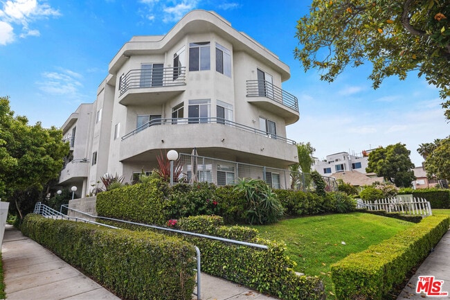 Building Photo - 1325 Arizona Ave