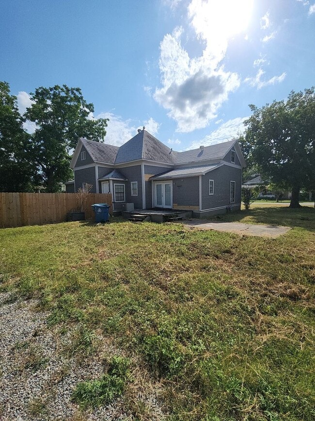 Building Photo - Affordable 3-bedroom, 2-bathroom