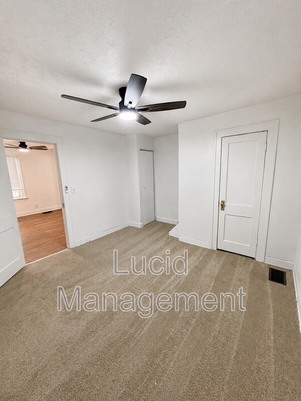 Building Photo - 1221 Vim Dr