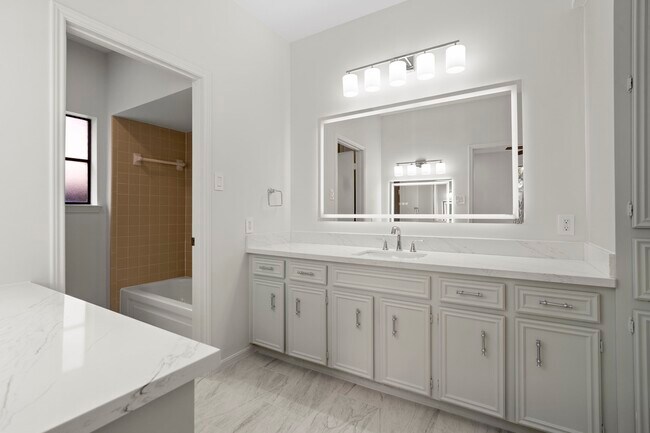 Building Photo - 3223 Country Club Blvd