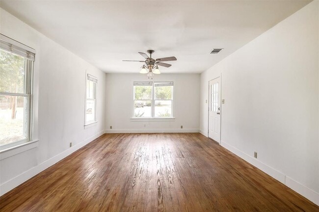 Building Photo - 917 W 4th St