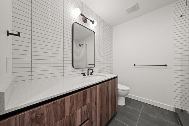 Building Photo - 84 East Ave