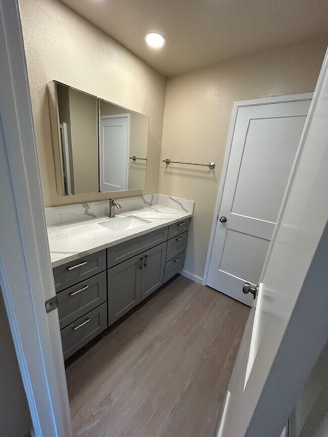 Building Photo - Beautiful Newly Remodeled 2 Bedroom 1.5 Bathroom in SE Visalia!