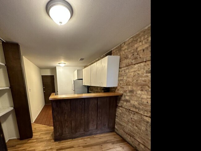 Building Photo - 2 bedroom in Chicago IL 60657