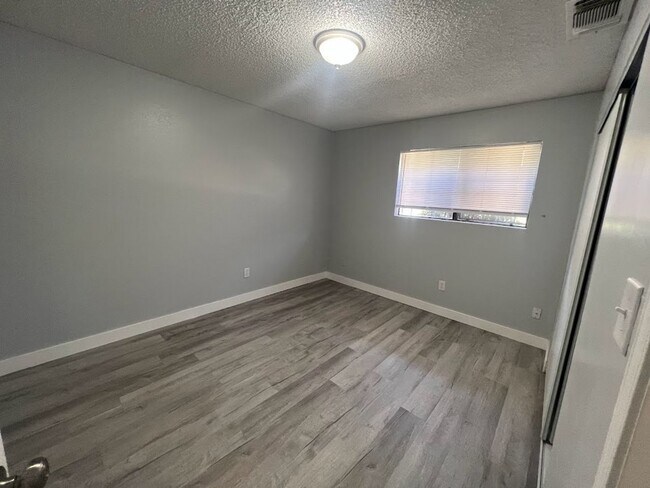 Building Photo - 4416 Parkwood Ct 93309