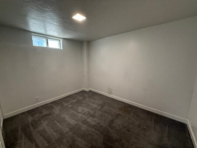Building Photo - 909 Crandall Ave S