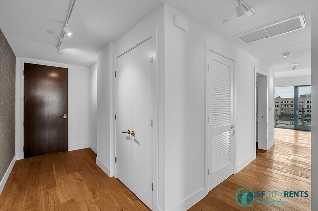 Building Photo - Pacific Heights: 10th Floor Corner Condo w/ Views, W/D in-unit, Parking & Shared Roof Deck @ The ...