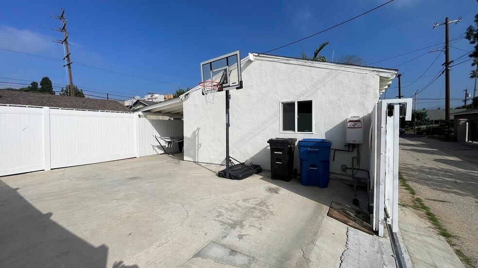 Building Photo - 10452 Balboa Blvd