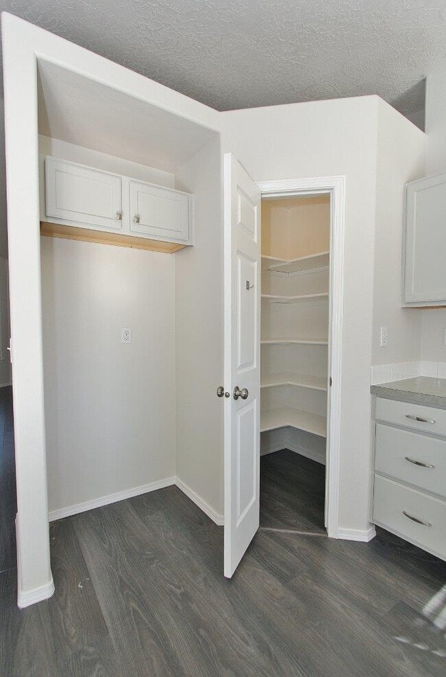 Building Photo - 725 E Wakely St