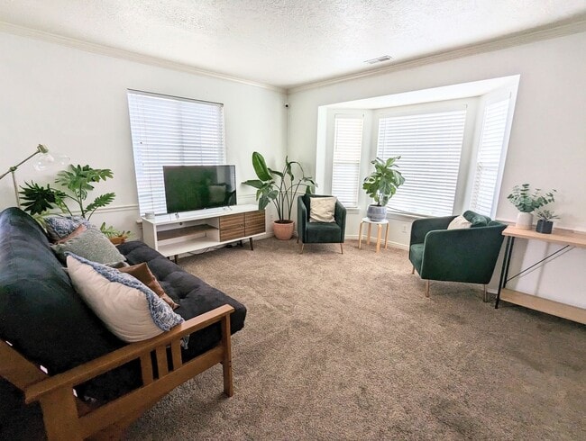 Building Photo - Provo Townhouse