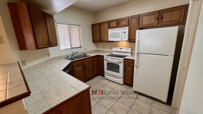 Building Photo - 2 Bedrooms, 2 Baths