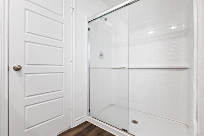 Building Photo - Charming Home Awaits: Spacious & in a Prime Location