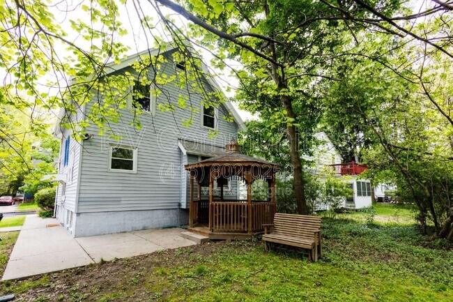 Building Photo - 1584 Maple Rd
