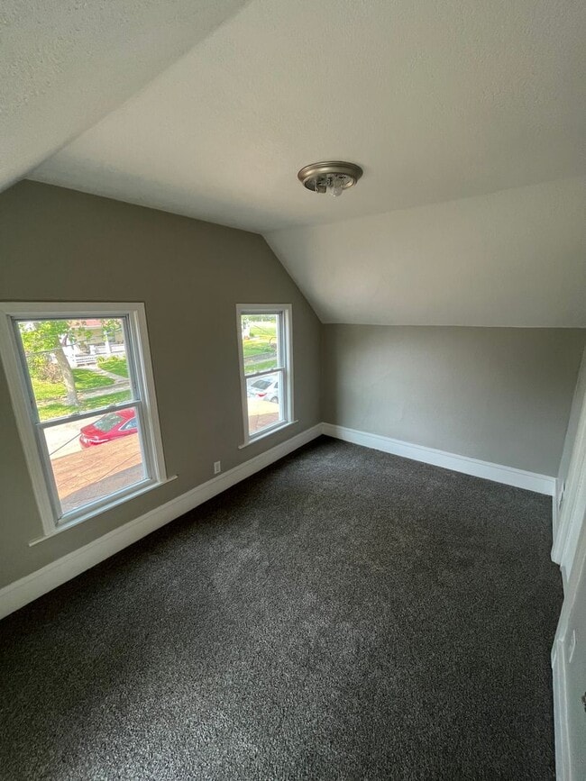 Building Photo - COMPLETELY REMODELED 3 BEDROOM SINGLE FAMI...