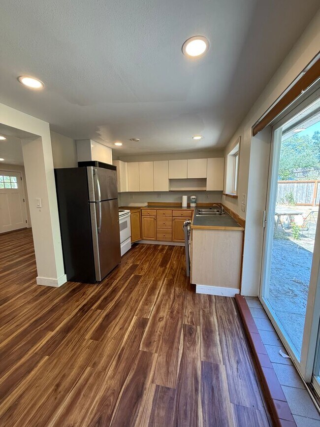 Building Photo - Charming Mid-Century Home in Shoreline