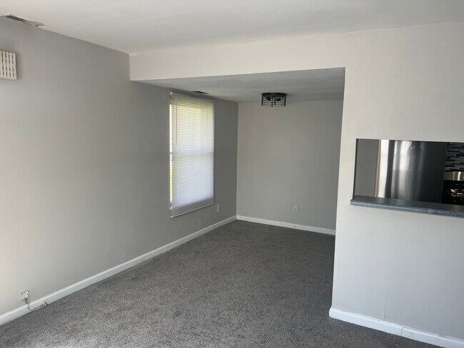 Building Photo - 824 W 59th Pl