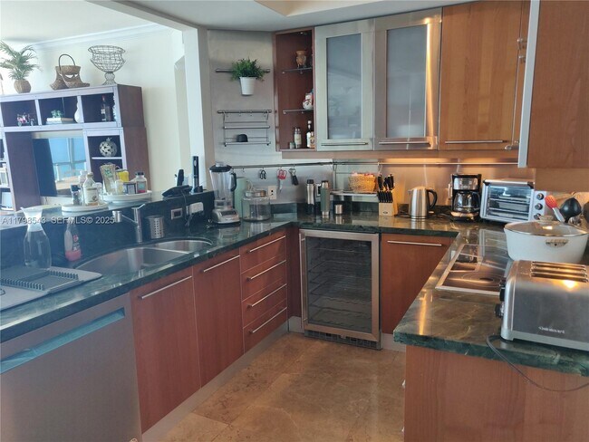 Building Photo - 3101 S Ocean Dr