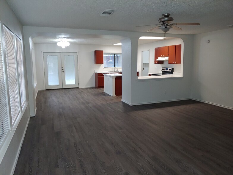 Entryway. - 6466 Beech Trail Dr