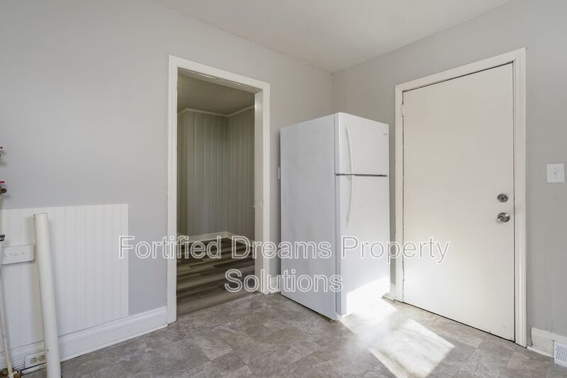 Building Photo - 2010 Temple St