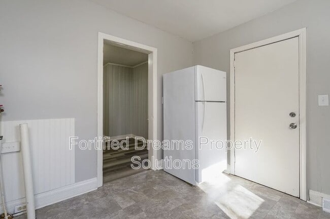 Building Photo - 2010 Temple St