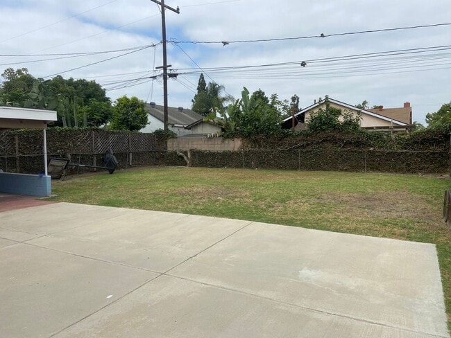 Building Photo - 2 Bedroom House for RENT with Garage and e...