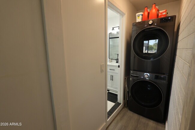 Building Photo - 1011 W Elna Rae St