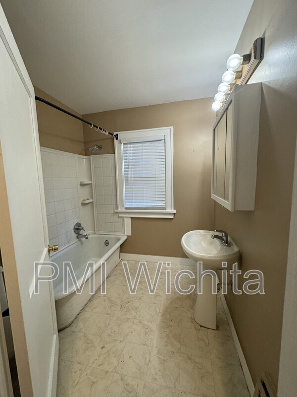 Building Photo - 735 S Grove St