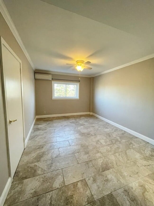 Building Photo - Myers Park Condo, Move-In Ready! All utili...