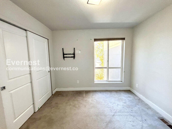 Building Photo - 8130 W 10th Ave