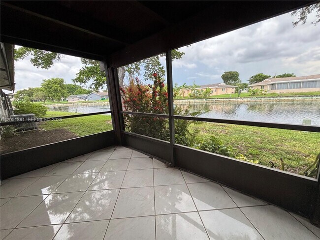 Building Photo - 6453 Pinehurst Cir