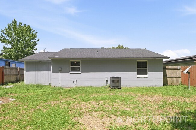 Building Photo - 3 BR/1BA | Newly Renovated Single Family Home |  Fenced backyard | In Jacksonville!