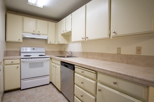 Building Photo - FREE RENT: Garden-Level 2 Bed 2 Bath with ...