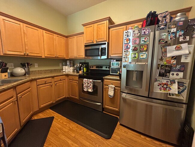 Building Photo - 4 BR 2 BA Annual Rental in Gated community...