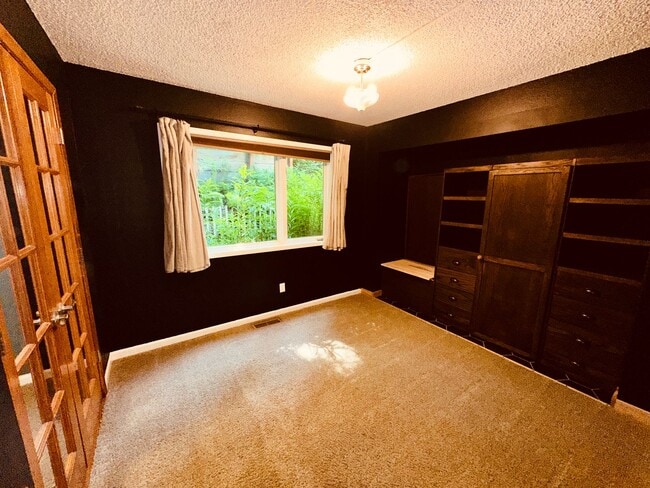 Building Photo - Beautiful Downtown Condo!